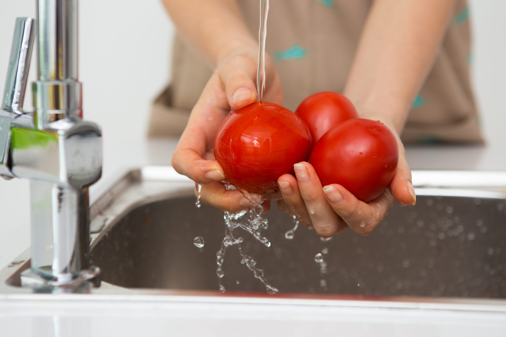 Помидоры холодной водой. Помыть помидоры. Помидоры мытые. Мытые овощи помидоры. Мытьё помидоров и огурцов.